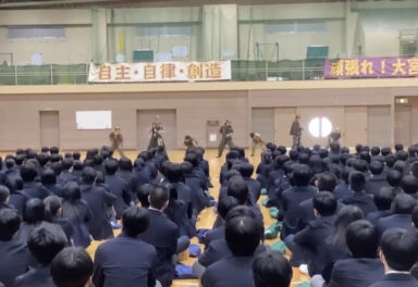 体育館で演技を披露するダンス部